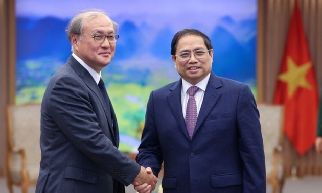 Le secrétaire général du Secrétariat à la sécurité nationale du Japon reçu par Pham Minh Chinh