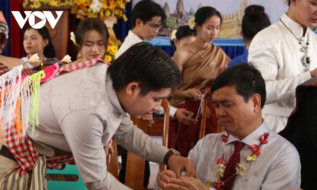 Fêtes traditionnelles Bunpimay et Chol Chnam Thmay: Kon Tum célèbre les échanges culturels entre le Vietnam, le Laos et le Cambodge