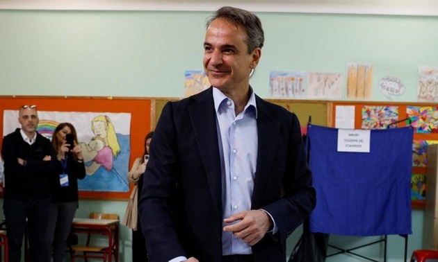 Élections législatives en Grèce : le Premier ministre Mitsotakis revendique la victoire