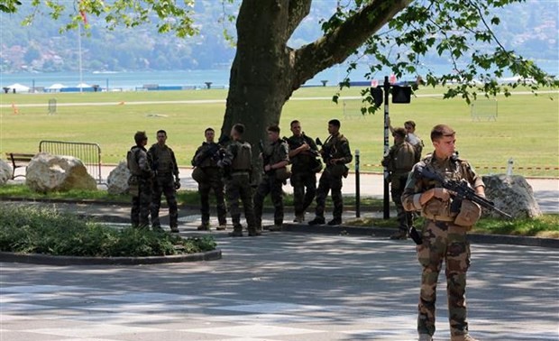 Attaque au couteau à Annecy: le suspect en garde à vue, les victimes toujours hospitalisées