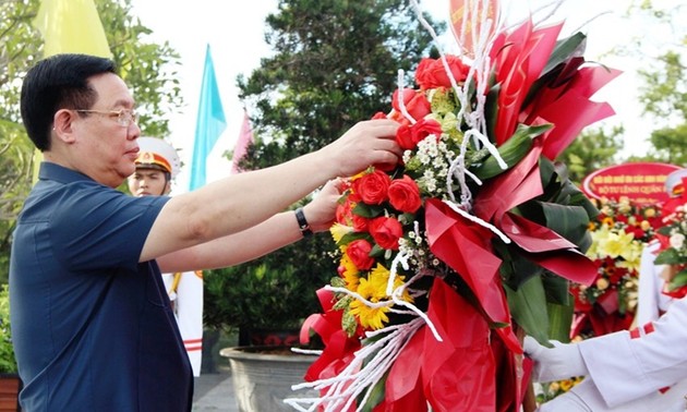 Thua Thiên-Huê: Vuong Dinh Huê rend hommage  aux morts pour la Patrie