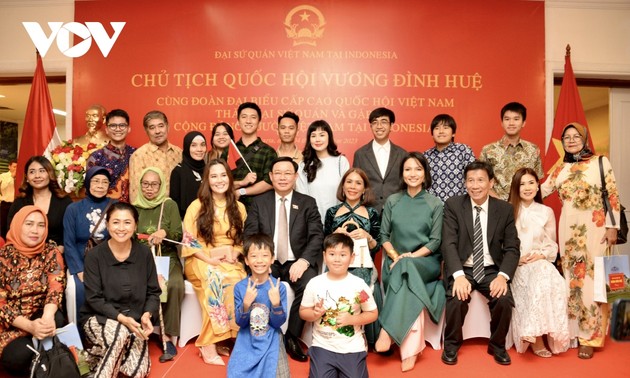 Vuong Dinh Huê rencontre des Vietnamiens en Indonésie et l’ancienne présidente Megawati Sukarnoputri