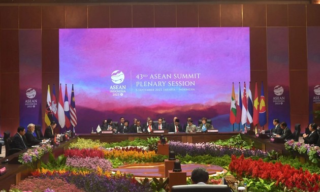 43e Sommet de l'ASEAN: la déclaration présidentielle met l'accent sur le renforcement de la confiance 