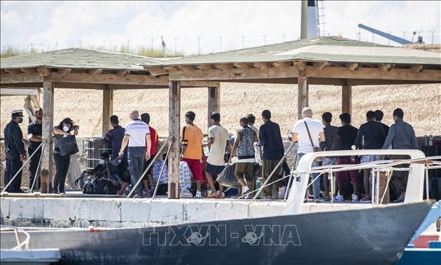 Italie: l’île de Lampedusa submergée par plus de 6000 migrants en 24 heures