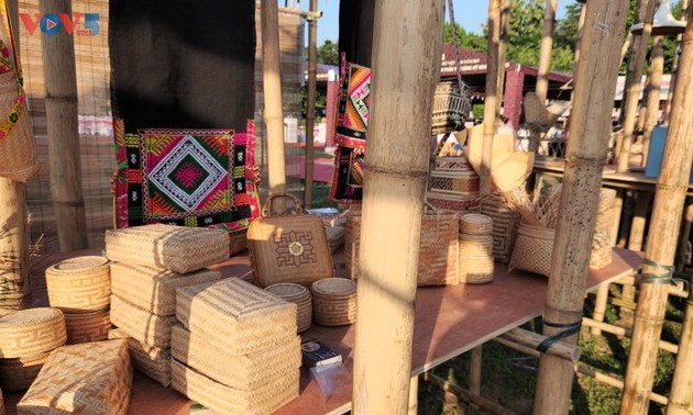 Comment la ville de Hanoï valorise-t-elle ses villages d’artisanat traditionnel?