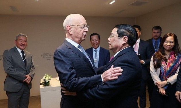Rencontres de Pham Minh Chinh avec des dirigeants mondiaux à Davos