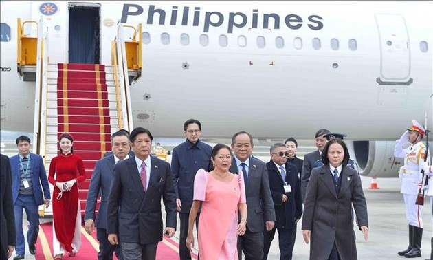 Le président philippin entame sa visite au Vietnam