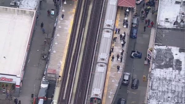 États-Unis: Un mort et cinq blessés après des coups de feu dans le métro de New York