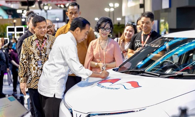 Vinfast présente des voitures au volant à droite au Salon automobile international d’Indonésie