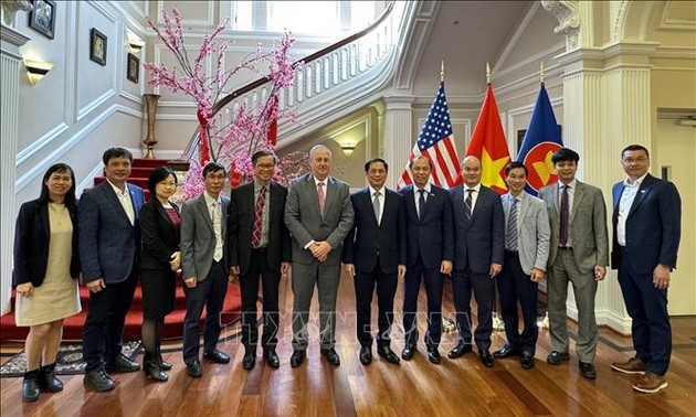 Bùi Thanh Son participe à une table ronde sur les relations Vietnam/États-Unis