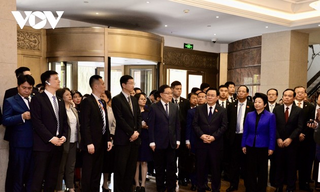 Vuong Dinh Huê visite le Centre de consultation législative Hongqiao à Shanghai