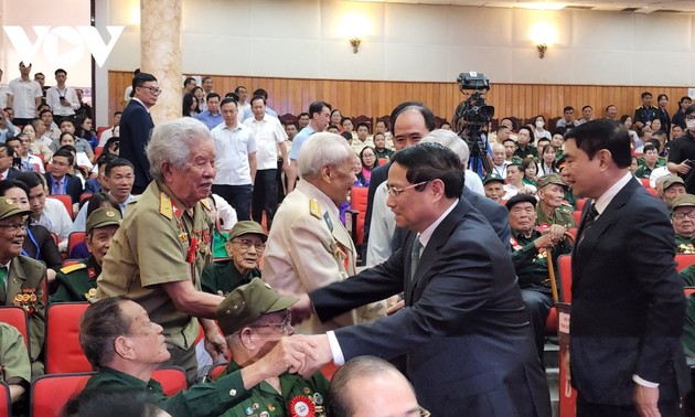 Hommage national: Le Premier ministre Pham Minh Chinh honore les héros de Diên Biên Phu