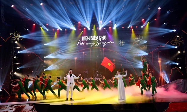 Hanoï commémore le 70e anniversaire de la Victoire de Diên Biên Phu avec un spectacle artistique