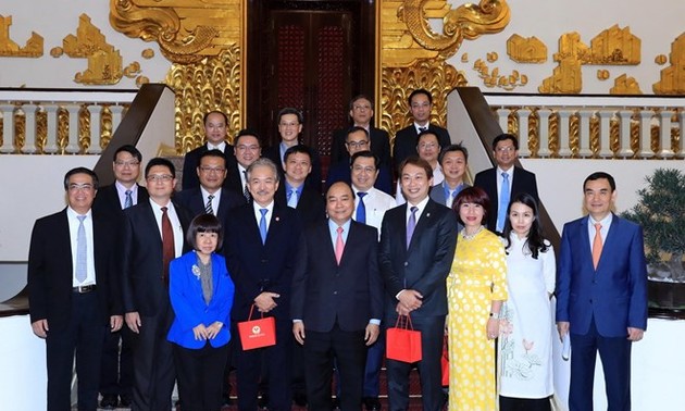 PM encourages Singaporean firms to invest in Vietnam
