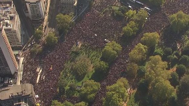 Hundreds of thousands rally in UK for second Brexit referendum