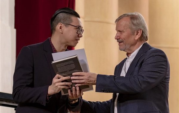 Vietnamese student wins Russian music festival award