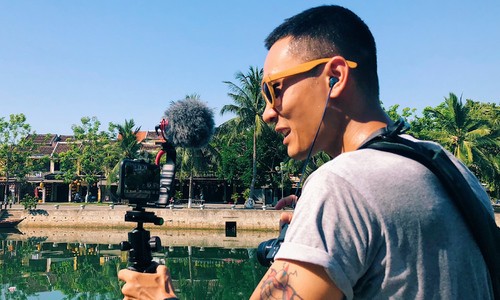 Vietnamese tour guide gives online tours to foreign viewers