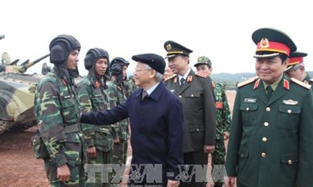 Le SG Nguyen Phu Trong visite un champ de tir national à Bac Giang