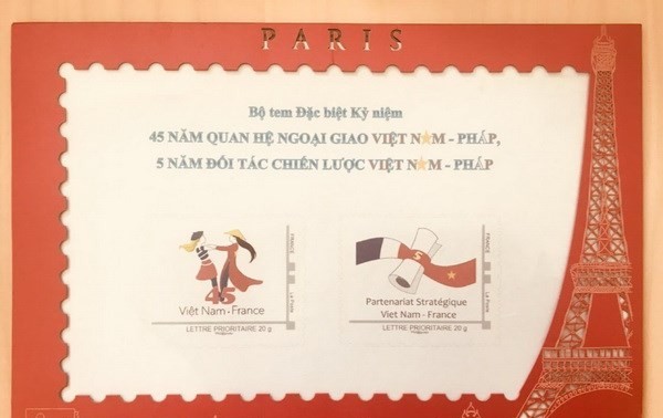 Emission d’une collection philatélique en l’honneur des 45 ans des relations Vietnam-France 