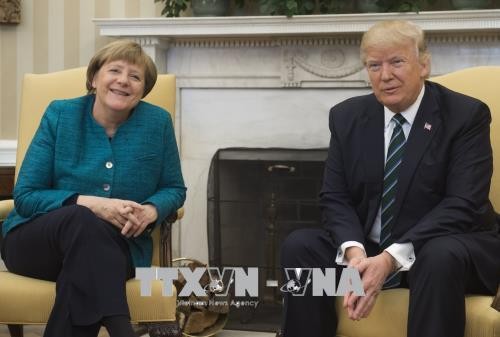 Après Emmanuel Macron, Donald Trump reçoit Angela Merkel, mais avec moins de faste