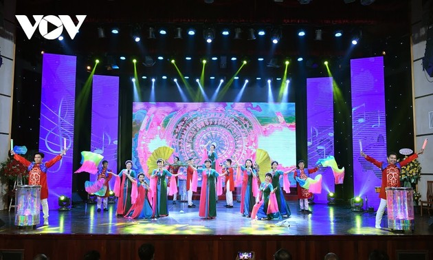 Concours de chants et de danses célébrant les 77 ans de la Voix du Vietnam