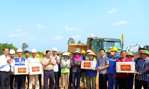  Autoroute Nord-Sud: Pham Minh Chinh demande aux maîtres d'œuvre de respecter le calendrier