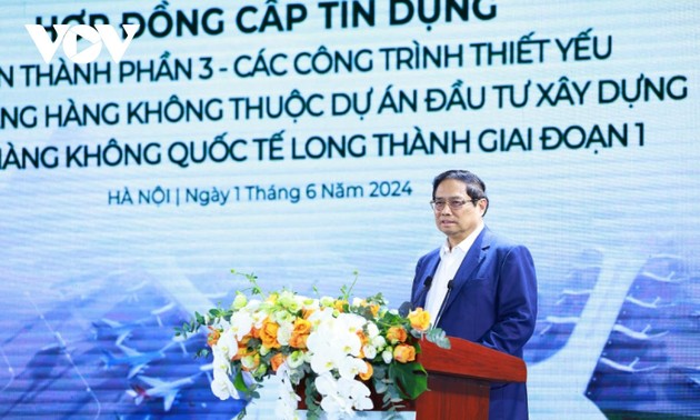 Pham Minh Chinh assiste à la signature du contrat de prêt pour le projet de l'aéroport international de Long Thành