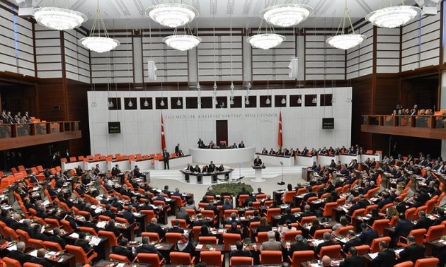  Turkish parliament gives green light to IS combat in Iraq, Syria