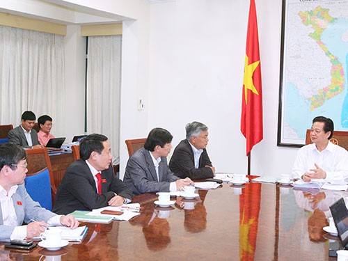 PM Nguyen Tan Dung works with Quang Tri authorities