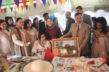 Vietnam attends international charity fair in Pakistan
