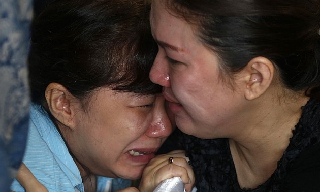 Many countries join search for missing flight QZ8501