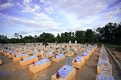 Quang Tri youths pay tribute to war martyrs 
