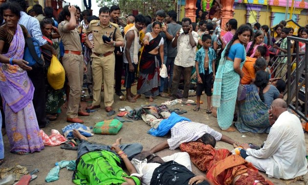 Stampede in India kills 11