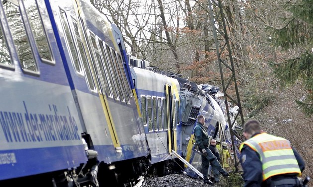 Train crash in Germany kills 10
