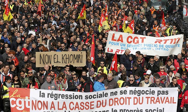 Huge protests in France over draft labor reforms