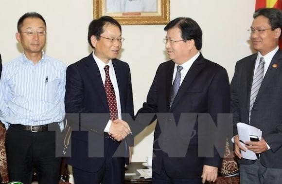 Deputy PM Trinh Dinh Dung receives JICA representative and foreign investors