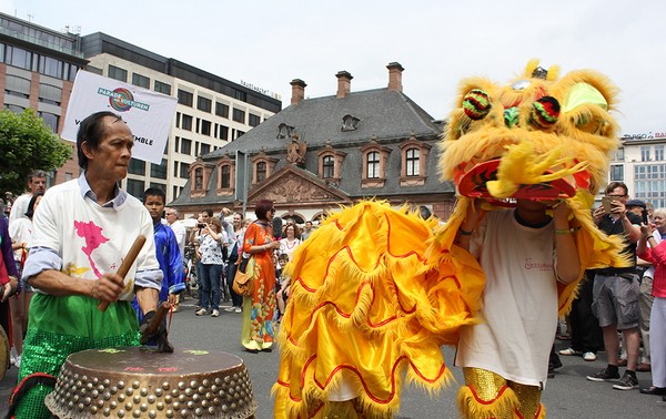 Vietnamese participate in the Parade of Cultures in Germany