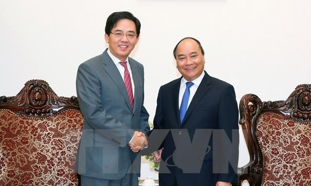 Vietnam, China continue to foster comprehensive cooperative relations