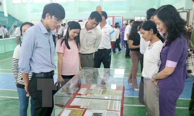 Documents on Hoang Sa, Truong Sa on display in Dak Nong