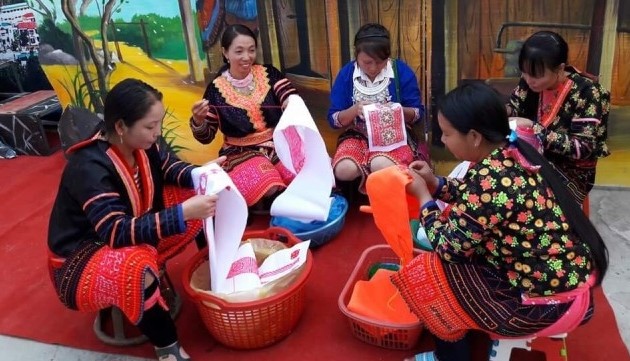 Mong’s making patterns on costumes recognized as national intangible cultural heritage