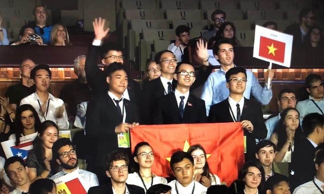Vietnam wins 2 golds at International Physics Olympiad