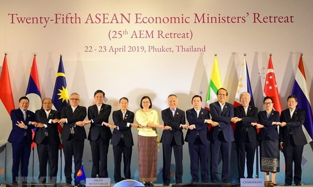  ASEAN ministers discuss completion of biggest multilateral trade deal
