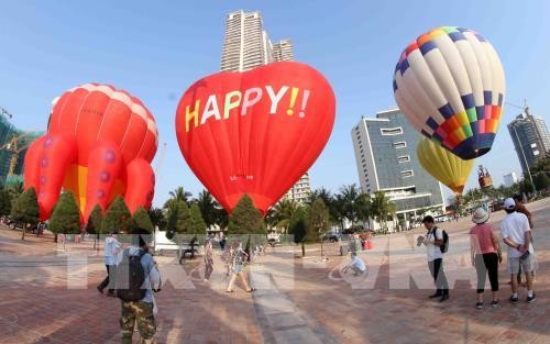 Tourist spots attract crowds of visitors during national holidays