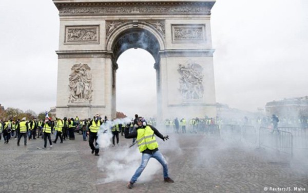  1,000 yellow vests protest across France
