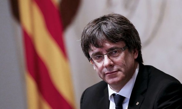 Spain issues warrant for Catalan leader Puigdemont 