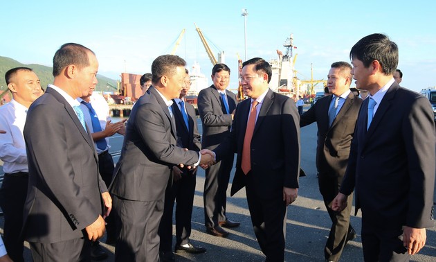 Le vice-Premier ministre Vuong Dinh Huê visite le port de Da Nang