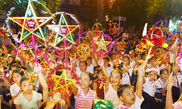  Top leader shares children’s Mid-Autumn Festival joy