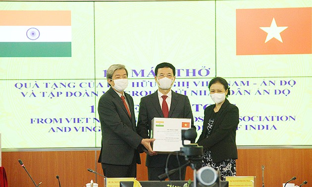 Vietnamese association presents 100 ventilators to India