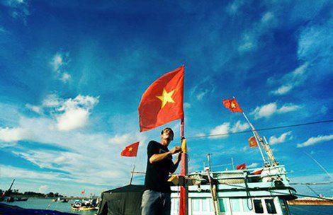National flag flying on fishing vessels constitute a “sea landmark”