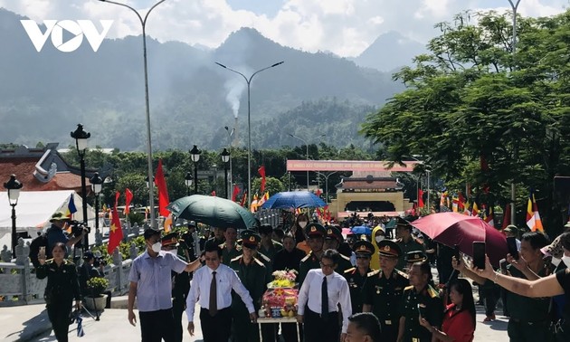 Remains of 10 martyrs who defended Vietnam's northern border re-buried